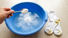 水に大さじ2杯入れるだけで、白い衣類が新品のように。洗濯中に黄ばみや汚れが消えます