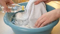 夜にキッチンペーパーとオーブンミットを水に浸しておくと、翌朝にはすっかりきれいになり、古い油汚れも消えてしまいます。