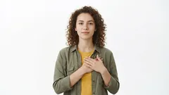  心理学によれば、誰に対しても常に親切な人は、多くの場合、誰にも気づかれない深い精神的疲労を隠しているものだ。