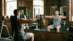 肩のエクササイズ：首に負担をかける5つの間違い（そしてその改善法）